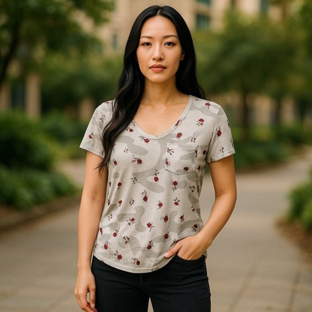 Hollister Womens Tee Sz XS Gray White Camo Camouflage Flowers Pocket Easy Top